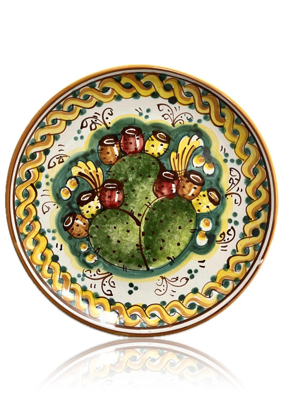 Piatto con fichi d'india in ceramica siciliana da parete Produzione artigianale di Caltagirone diametro 26cm