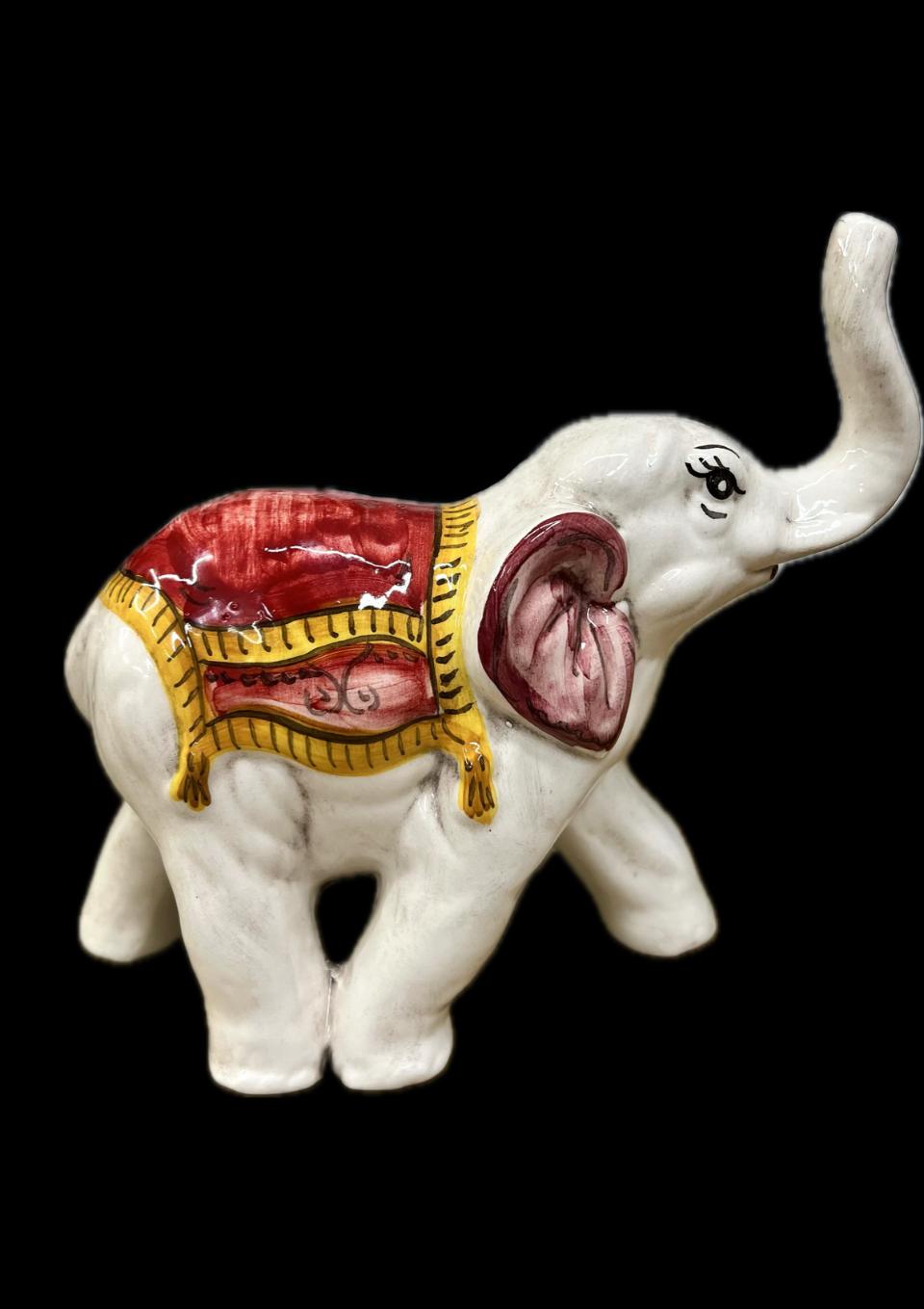 Elefante in ceramica siciliana portafortuna decoro rosso Produzione artigianale di Caltagirone lunghezza 20cm