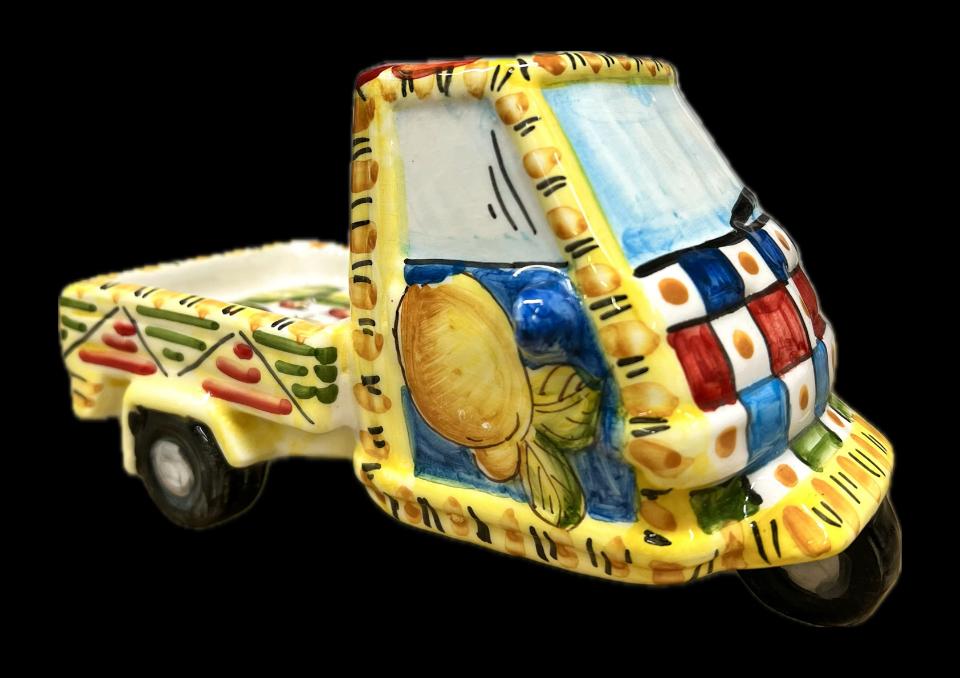 Moto Ape Piaggio in ceramica siciliana decoro carretto con limoni e fichi d'india Produzione artigianale di Santo Stefano di Camastra lunghezza 25cm