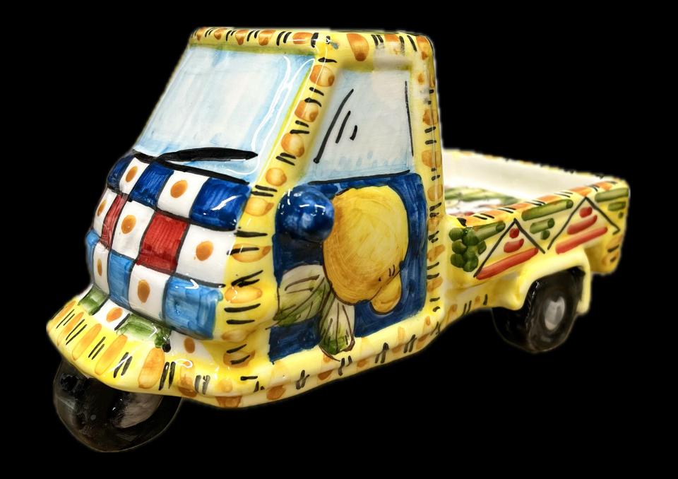 Moto Ape Piaggio in ceramica siciliana decoro carretto con limoni e fichi d'india Produzione artigianale di Santo Stefano di Camastra lunghezza 25cm