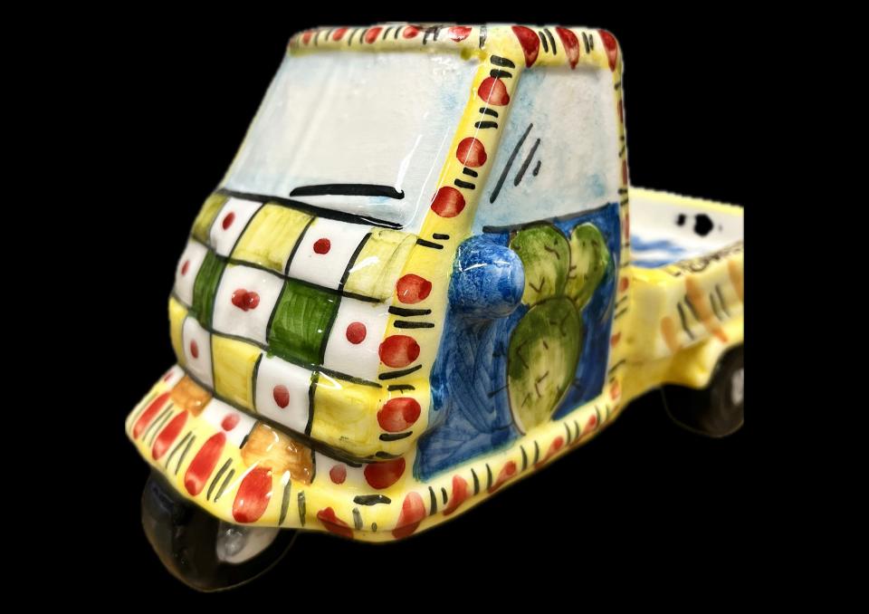 Moto Ape Piaggio in ceramica siciliana decoro carretto con fichi d'india e limoni Produzione artigianale di Santo Stefano di Camastra lunghezza 25cm