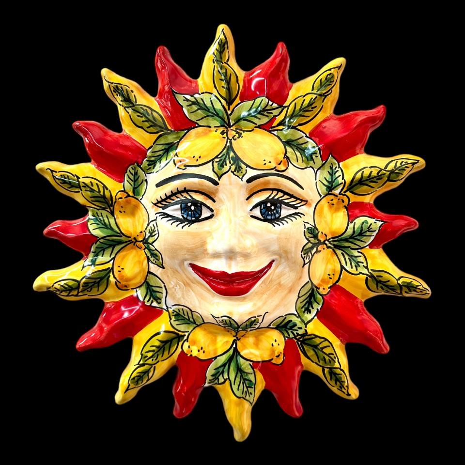 Sole da parete in ceramica siciliana decoro giallo e rosso con limoni Produzione artigianale di Santo Stefano di Camastra Lunghezza 25cm