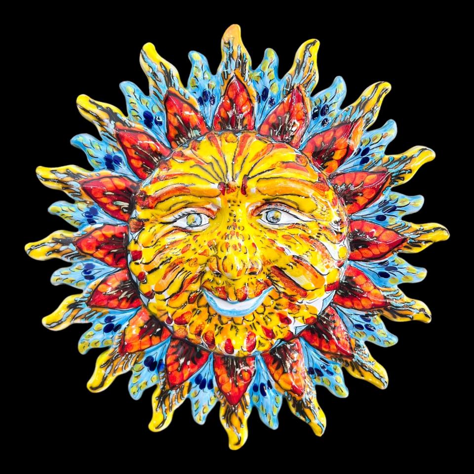 Sole in ceramica da parete linea rossa decoro rosso e blu Produzione artigianale di Santo Stefano di Camastra Diametro 40cm