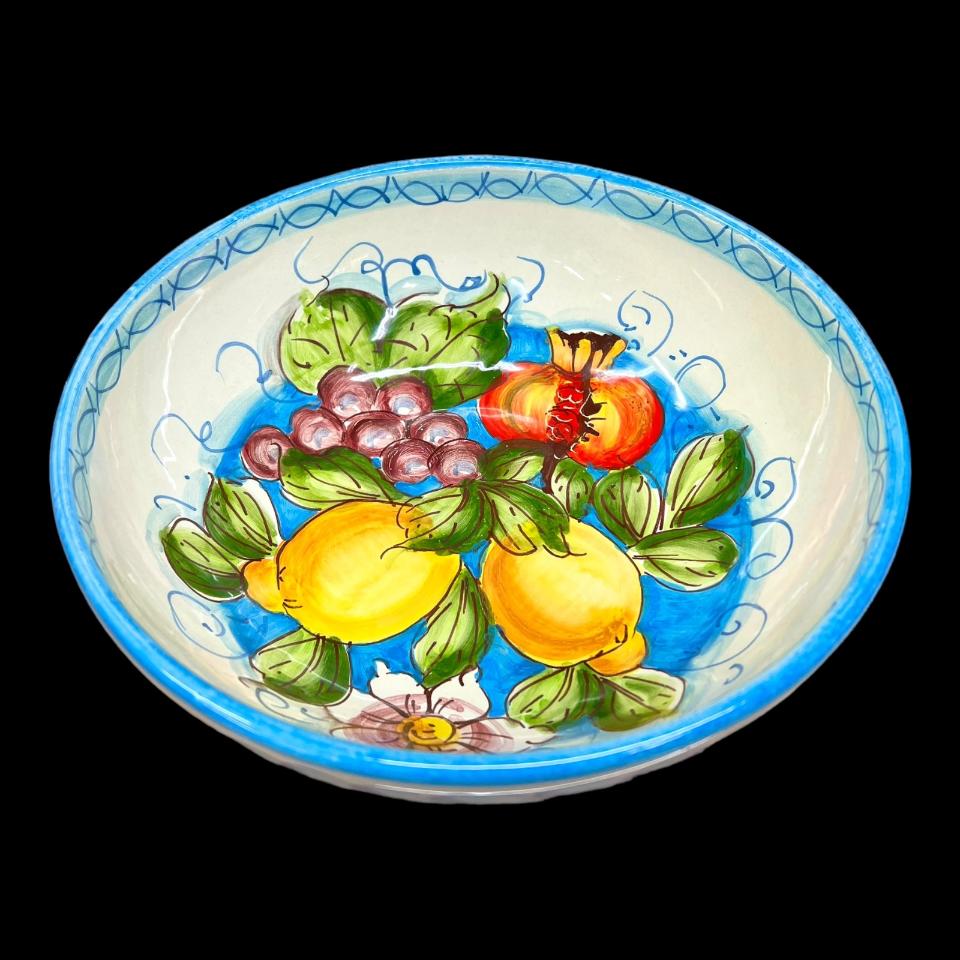 Ciotola centrotavola in ceramica siciliana con limoni melograni e uva Produzione artigianale di Santo Stefano di Camastra Diametro 30cm