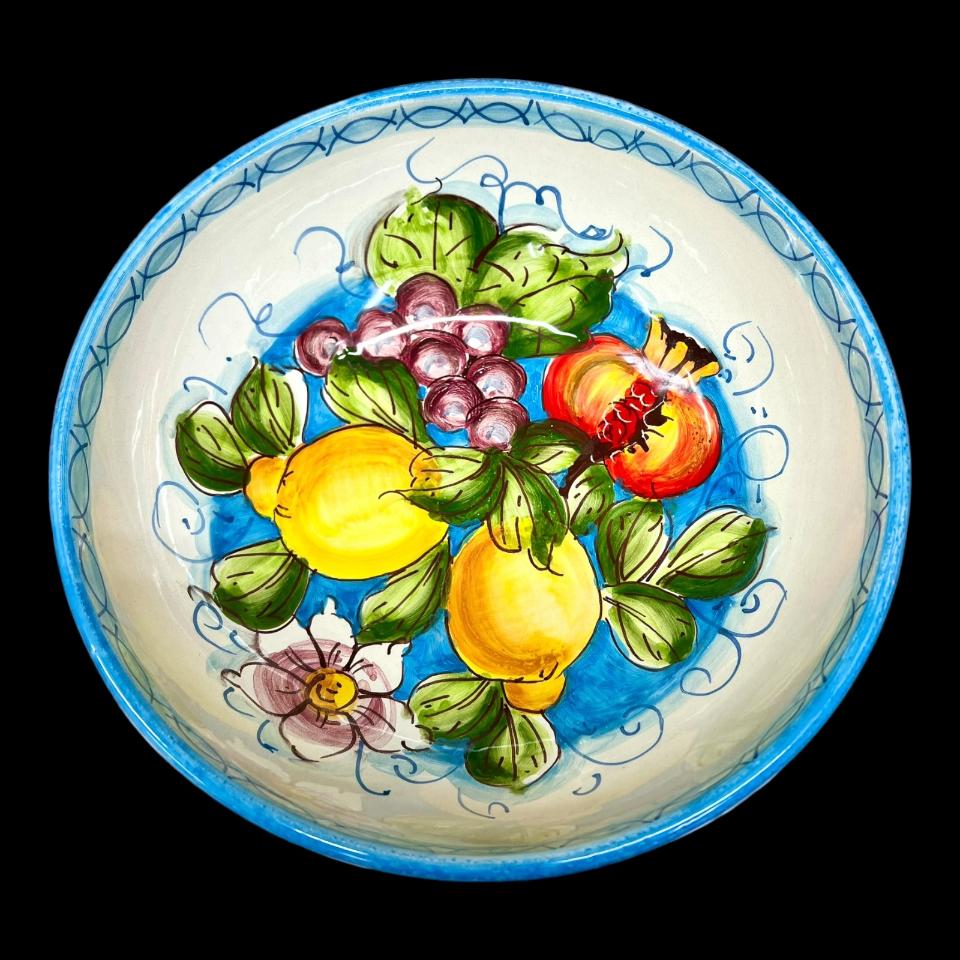 Ciotola centrotavola in ceramica siciliana con limoni melograni e uva Produzione artigianale di Santo Stefano di Camastra Diametro 30cm