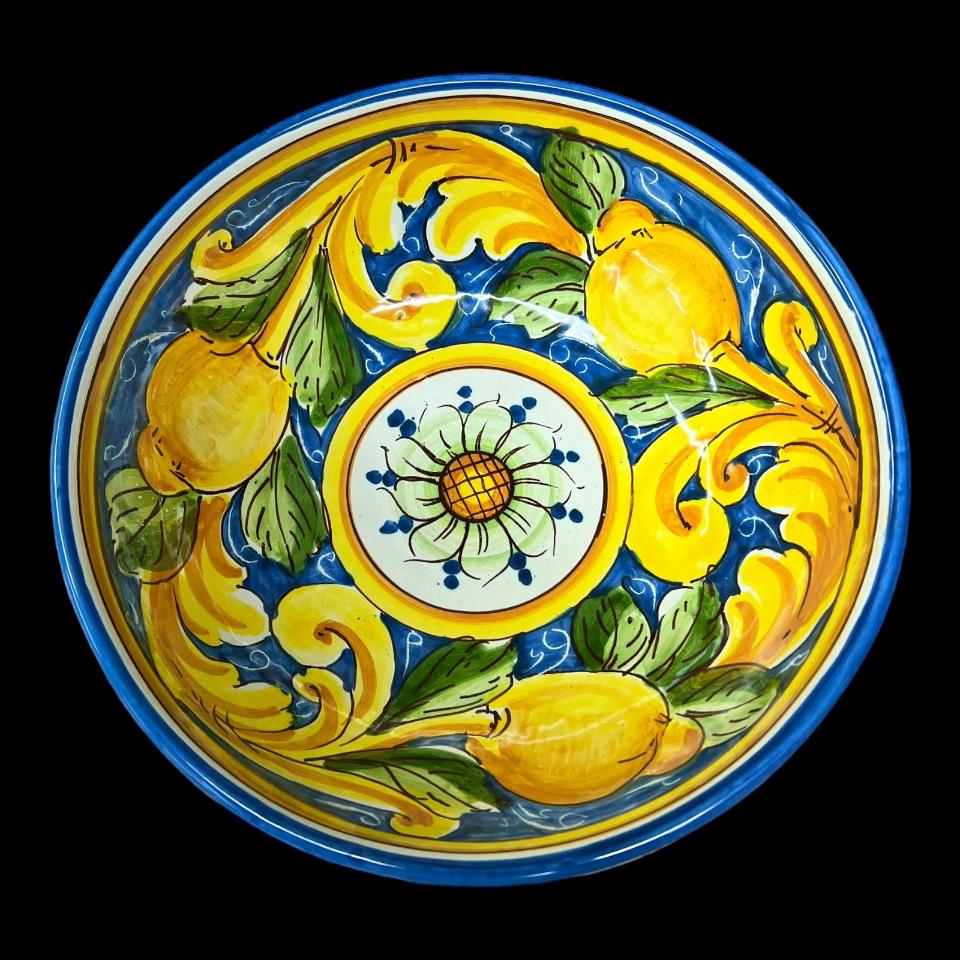 Ciotola centrotavola in ceramica siciliana con limoni decoro blu e giallo barocco Produzione artigianale di Santo Stefano di Camastra Diametro 30cm