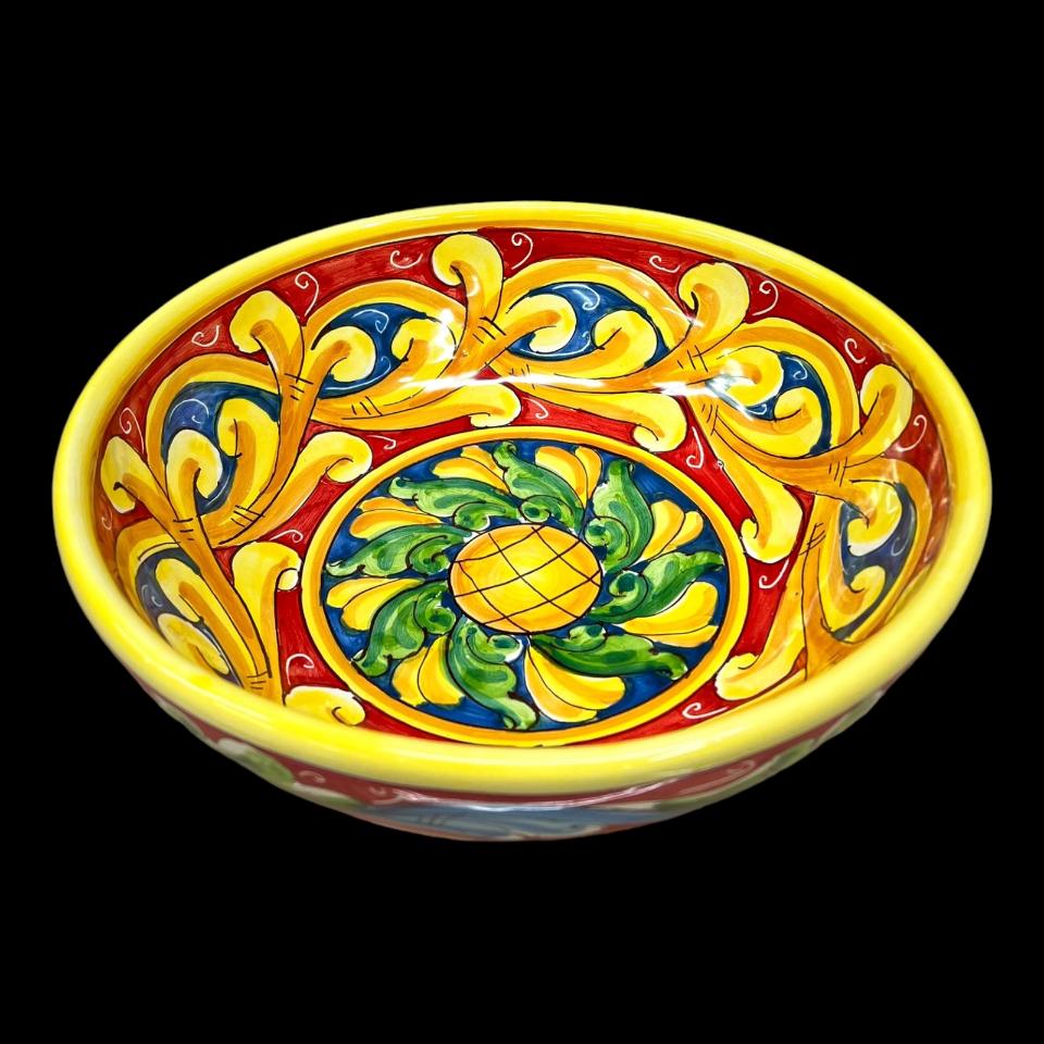 Ciotola centrotavola in ceramica siciliana decoro barocco ornato classico rosso e giallo Produzione artigianale di Santo Stefano di Camastra Diametro 30cm