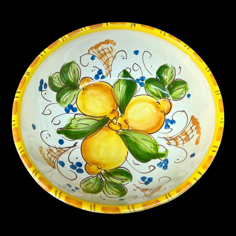 Ciotola centrotavola in ceramica siciliana con limoni decoro giallo e bianco Produzione artigianale di Santo Stefano di Camastra Diametro 20cm