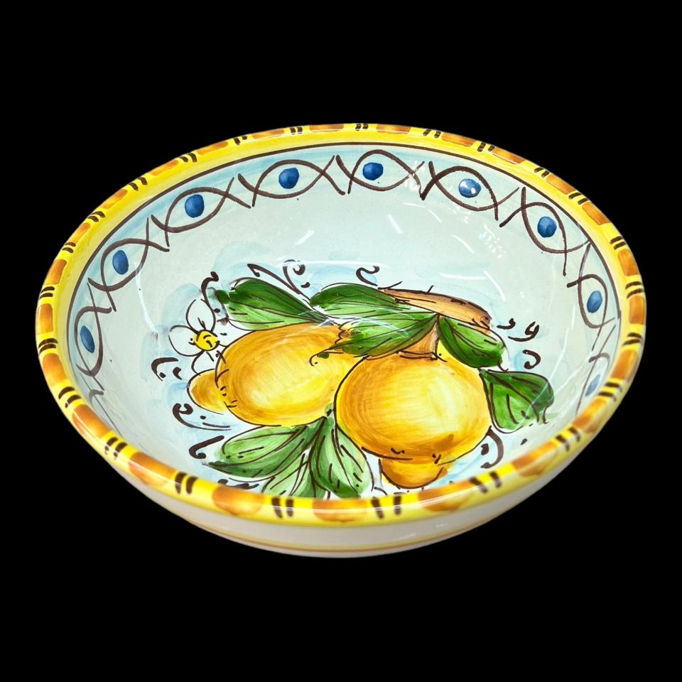 Ciotola centrotavola in ceramica siciliana con limoni e margherite decoro giallo e bianco Produzione artigianale di Santo Stefano di Camastra Diametro 20cm