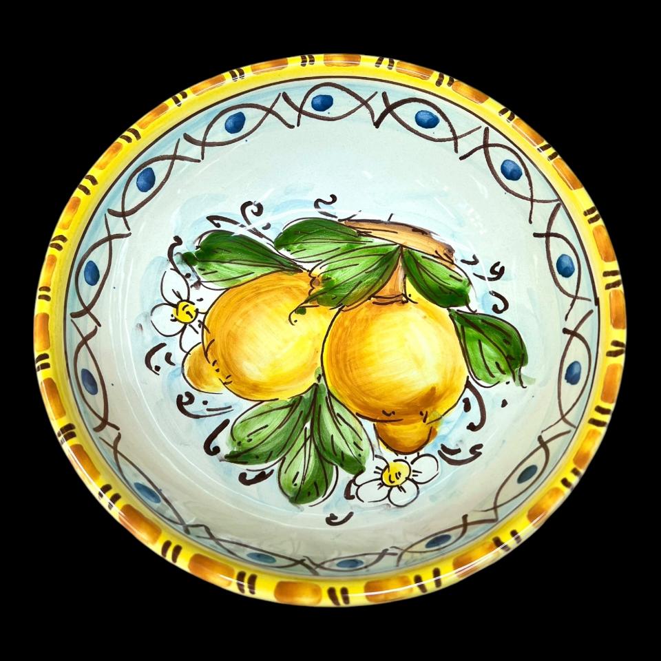 Ciotola centrotavola in ceramica siciliana con limoni e margherite decoro giallo e bianco Produzione artigianale di Santo Stefano di Camastra Diametro 20cm