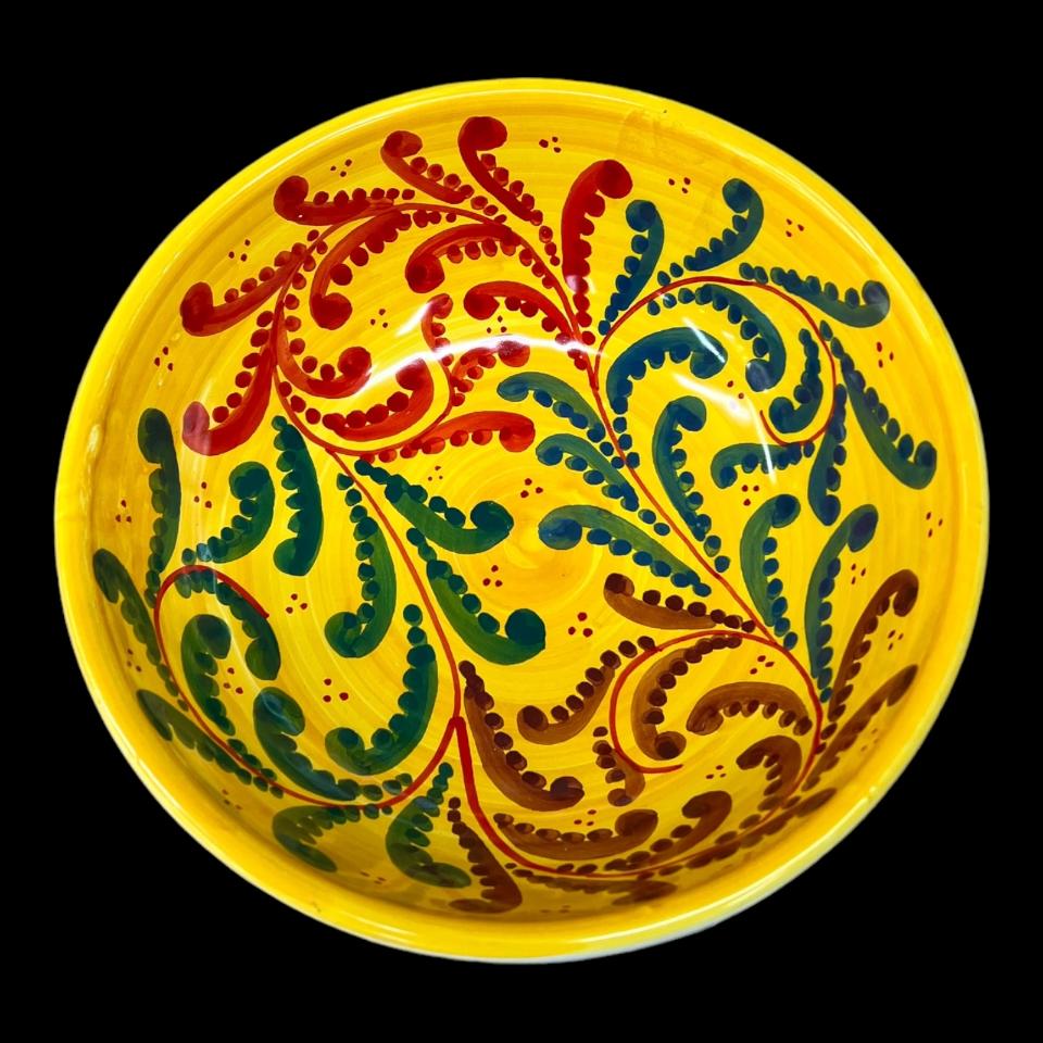 Ciotola centrotavola in ceramica siciliana decoro moderno floreale verde giallo e rosso Produzione artigianale di Santo Stefano di Camastra Diametro 20cm