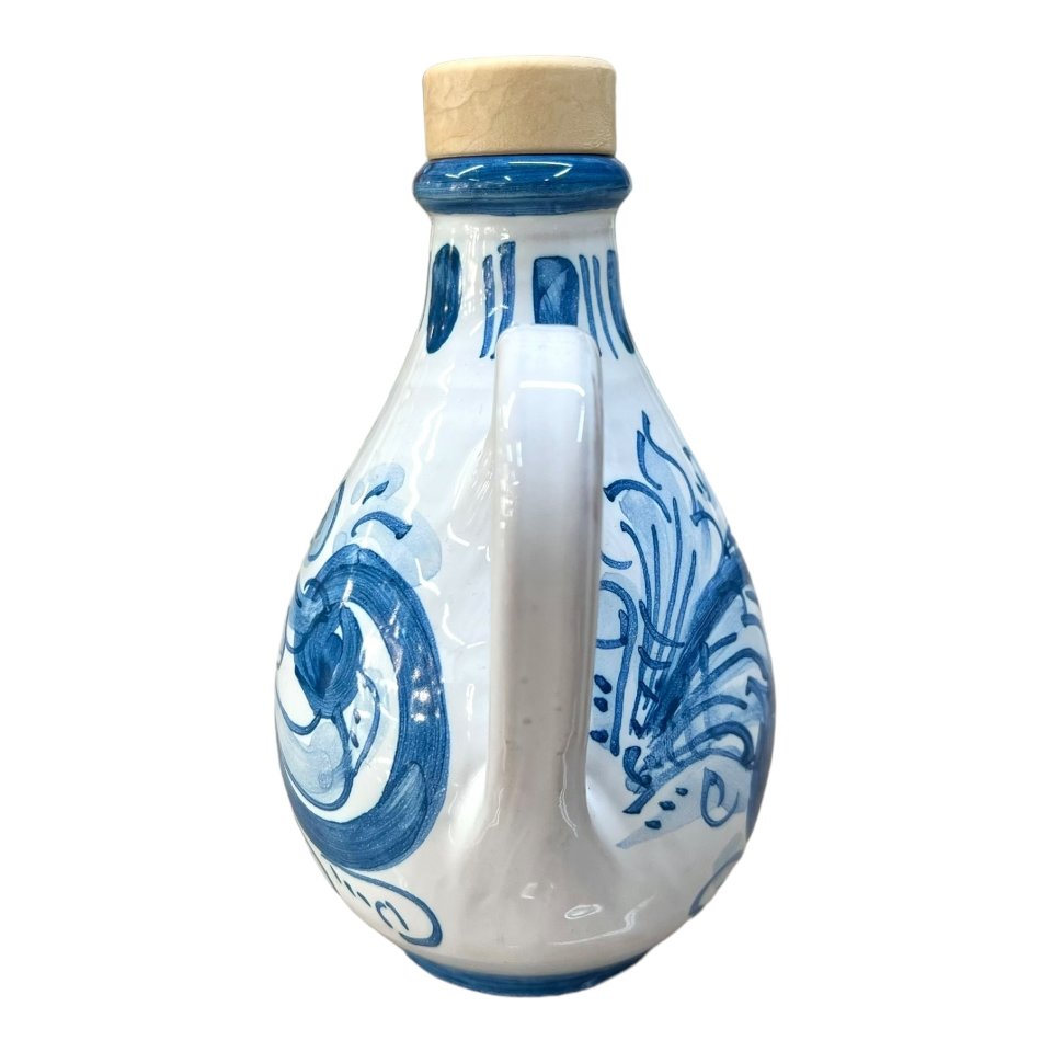 Oliera con manico in ceramica siciliana decoro ornato barocco azzurro e bianco Produzione artigianale di Caltagirone h.15cm