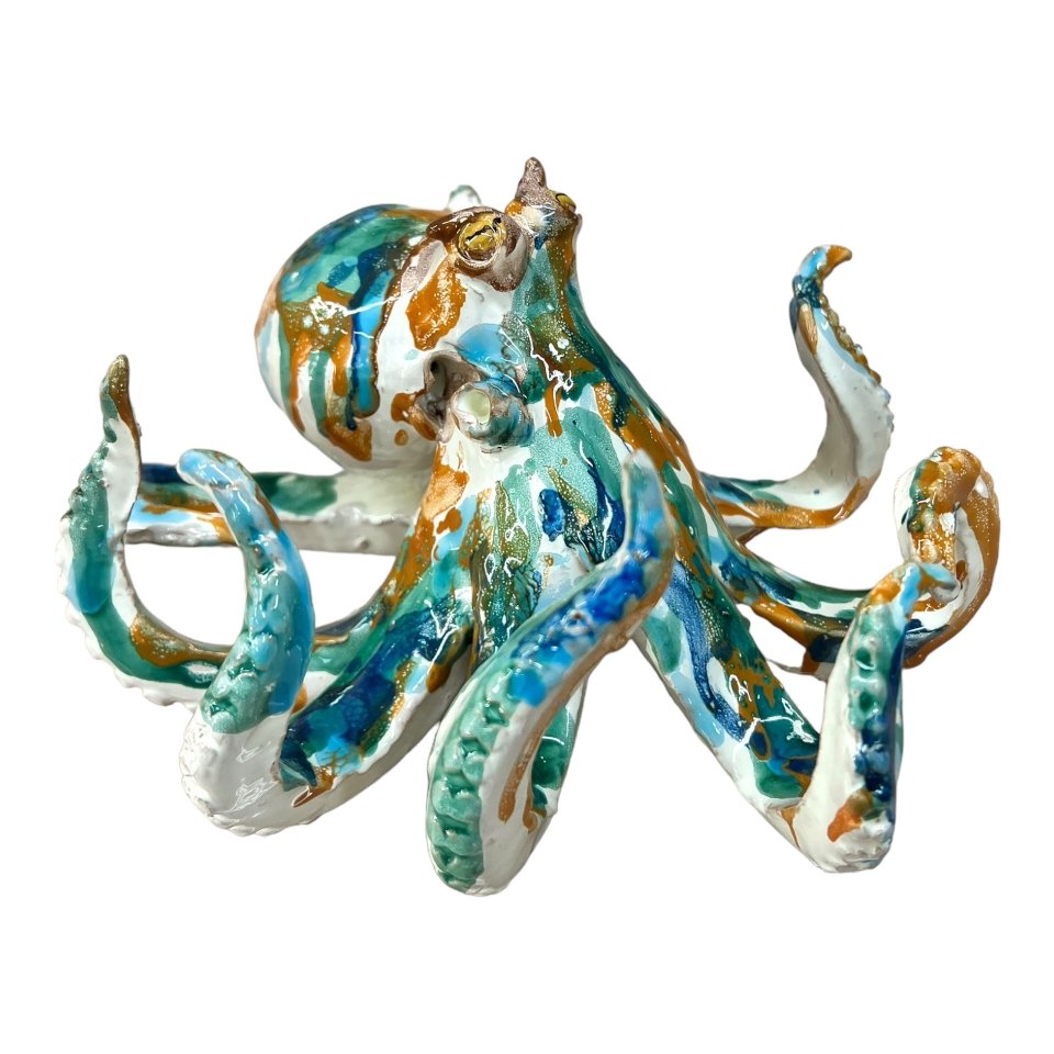 Polpo in ceramica siciliana multicolore su fondo bianco Produzione artigianale di Palermo lunghezza 20cm