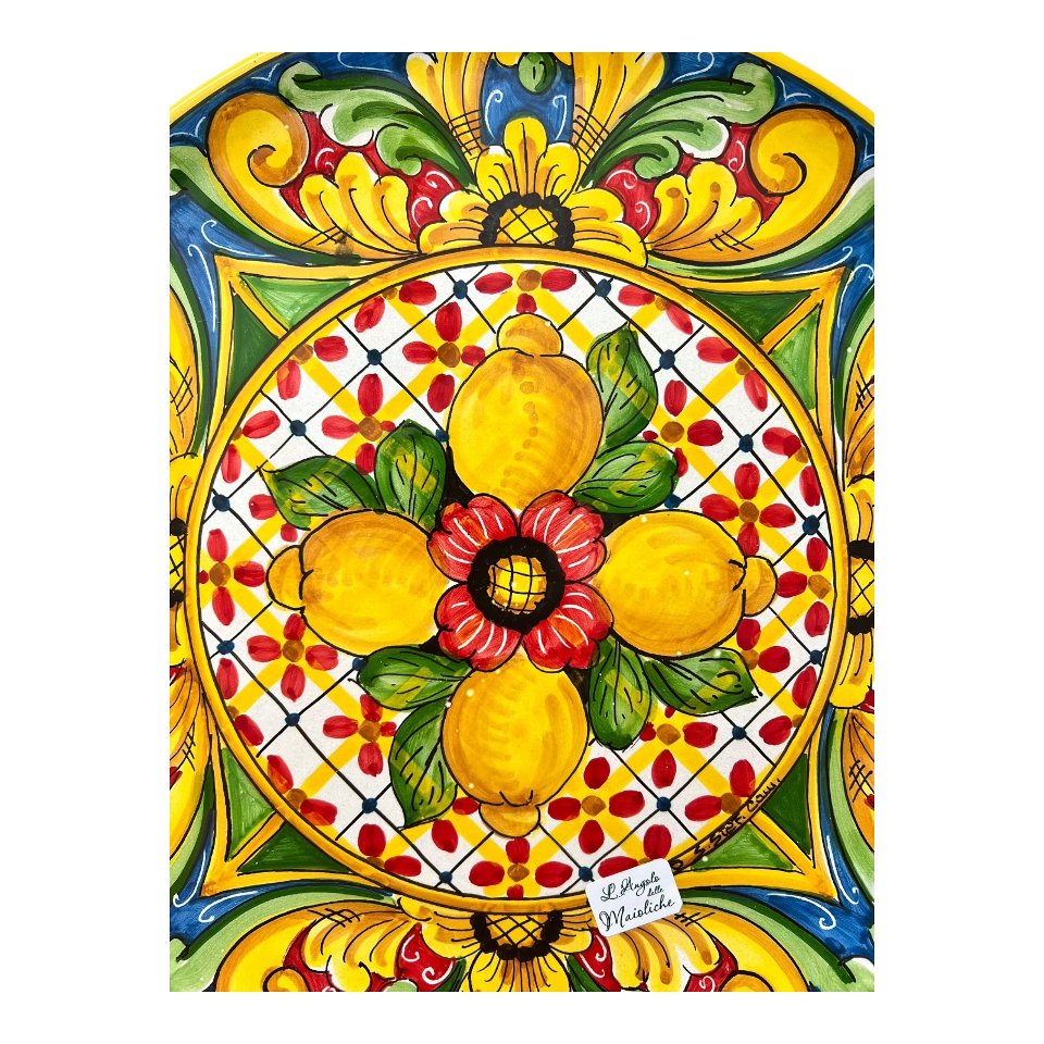 Piatto ornamentale in ceramica siciliana con limoni decoro ornato giallo Produzione artigianale di Santo Stefano di Camastra Diametro 37cm