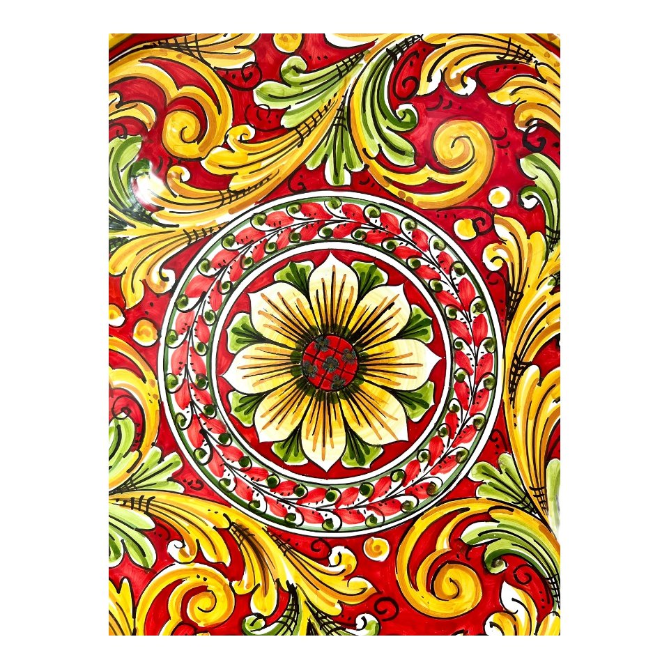 Piatto ornamentale da parete in ceramica siciliana fondo rosso decoro barocco rosso e giallo Produzione artigianale di Caltagirone Diametro 43cm