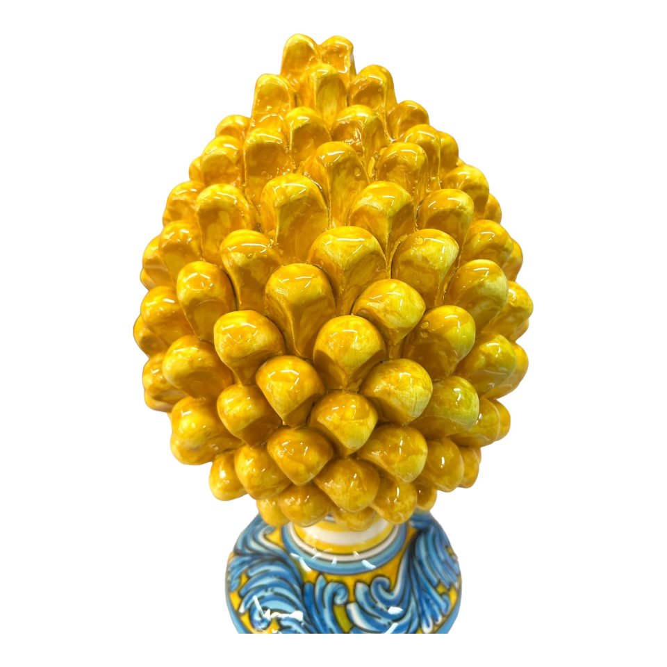 Pigna siciliana giallo senape in ceramica con piede decorato Produzione artigianale di Caltagirone h.25cm