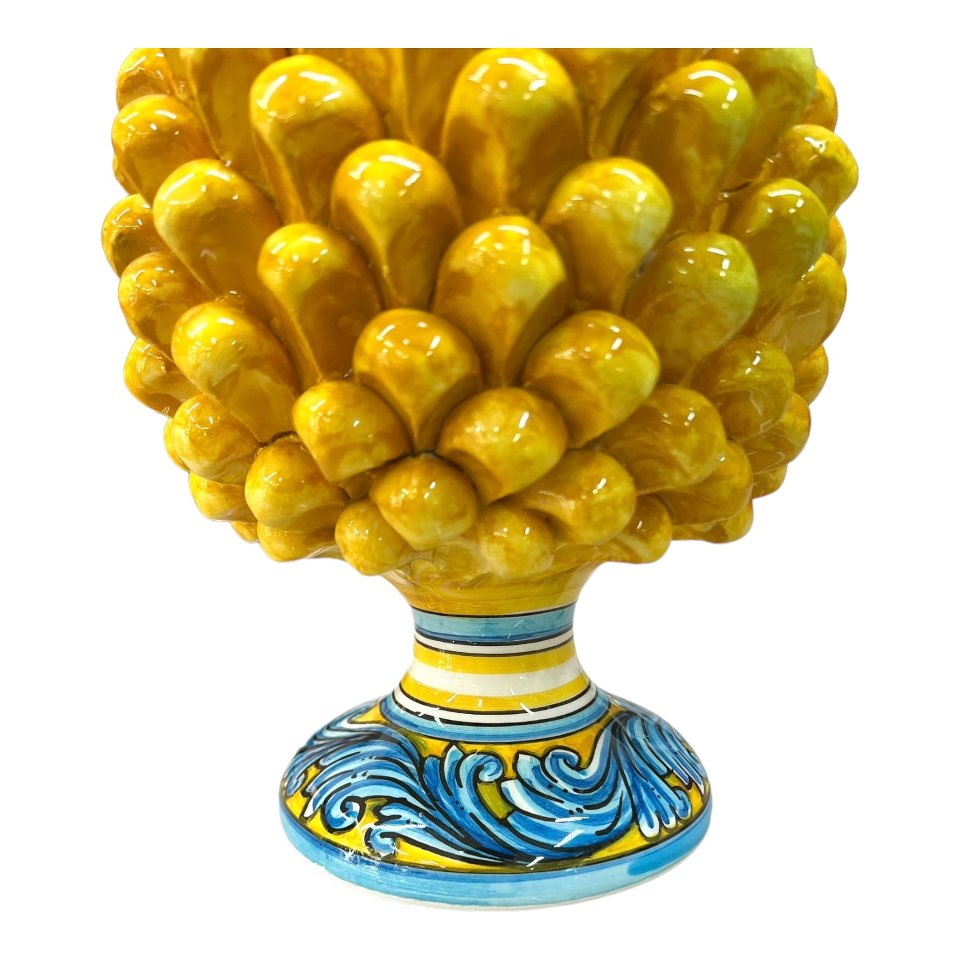 Pigna siciliana giallo senape in ceramica con piede decorato Produzione artigianale di Caltagirone h.25cm