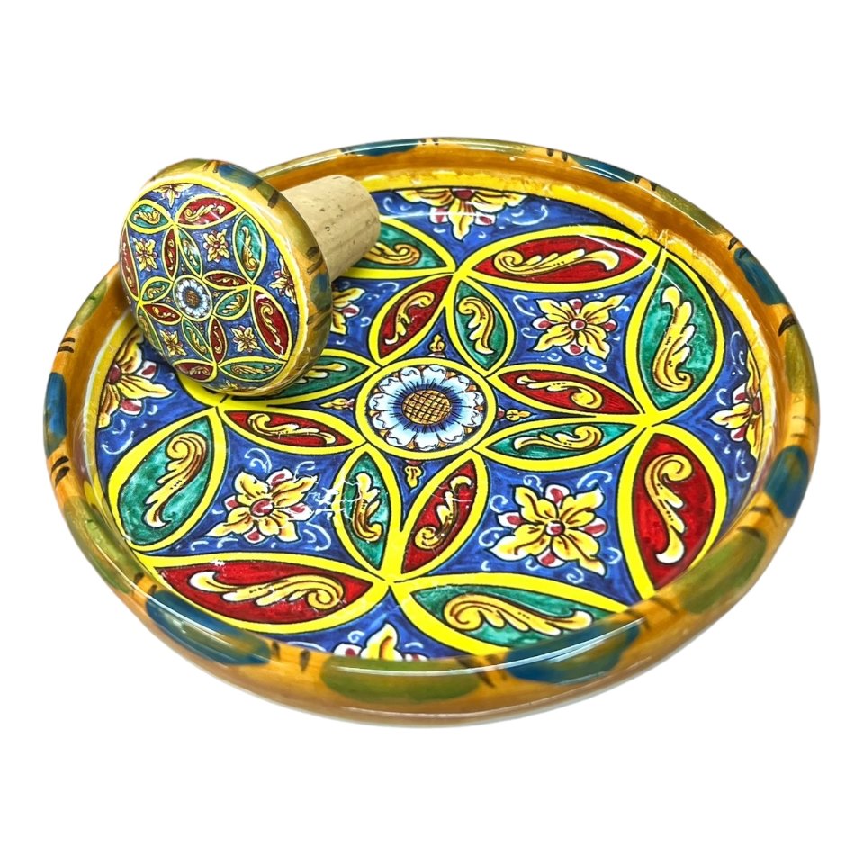 Sottobottiglia con tappo in ceramica siciliana decoro ornato barocco Produzione artigianale di Santo Stefano di Camastra Diametro 12cm