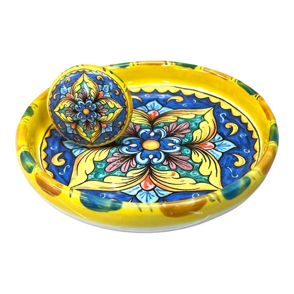Sottobottiglia con tappo in ceramica siciliana decoro ornato barocco classico Produzione artigianale di Santo Stefano di Camastra Diametro 12cm