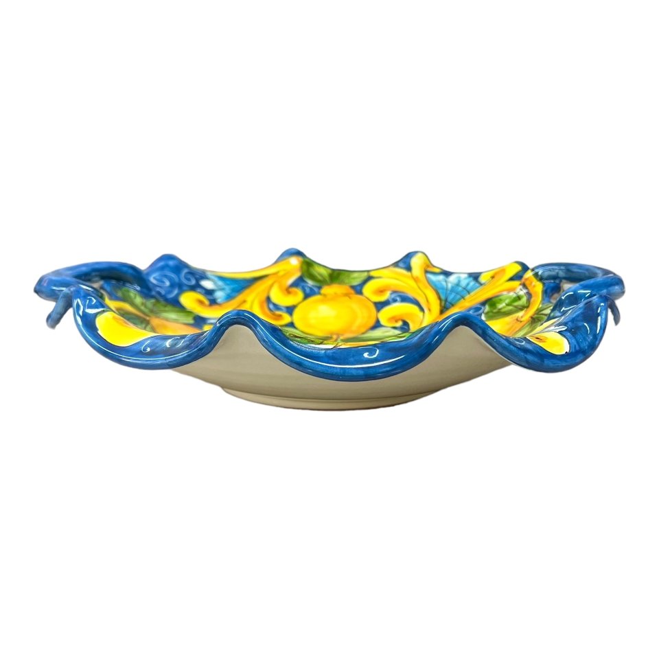 Centrotavola smerlato con manici con limoni decoro ornato barocco giallo e blu Produzione artigianale di Santo Stefano di Camastra Diametro 30cm