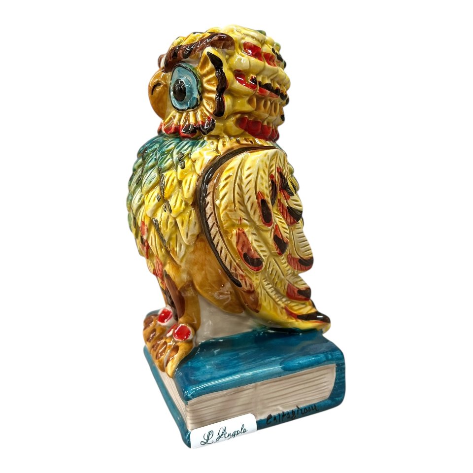 Civetta in ceramica siciliana decorata su libro Produzione artigianale di Caltagirone h.18cm