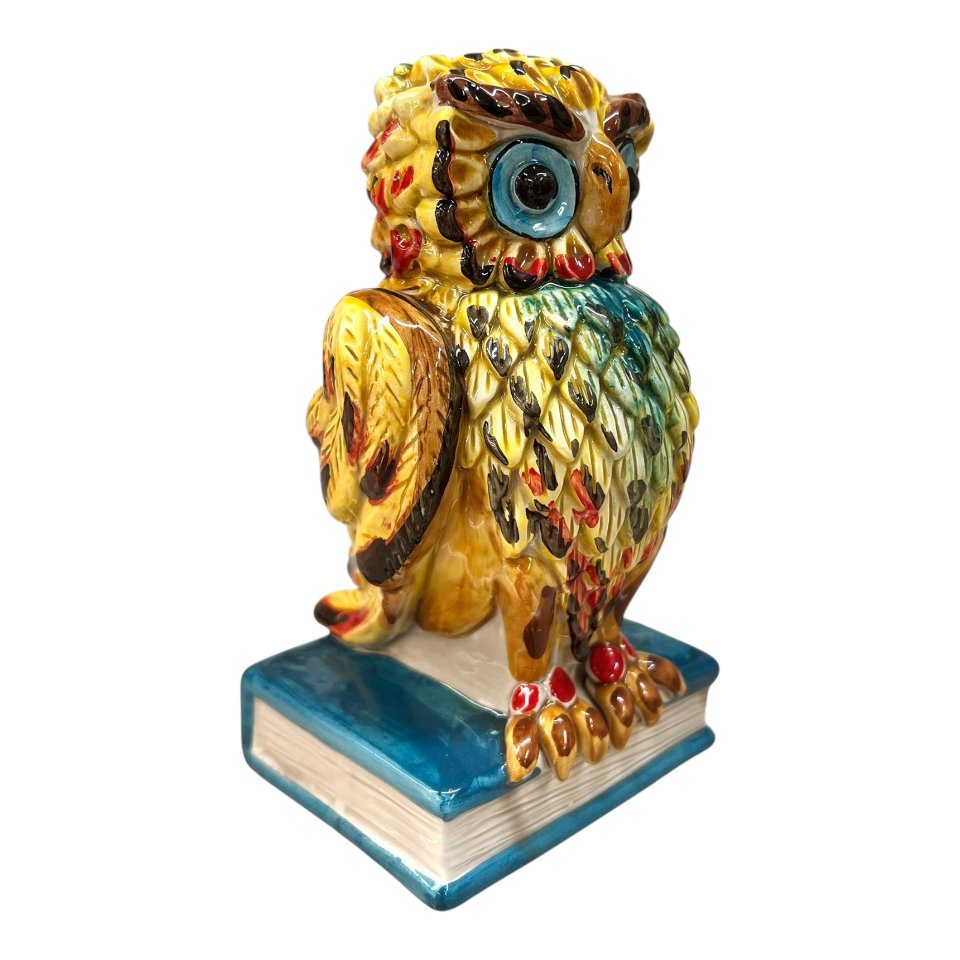 Civetta in ceramica siciliana decorata su libro Produzione artigianale di Caltagirone h.18cm
