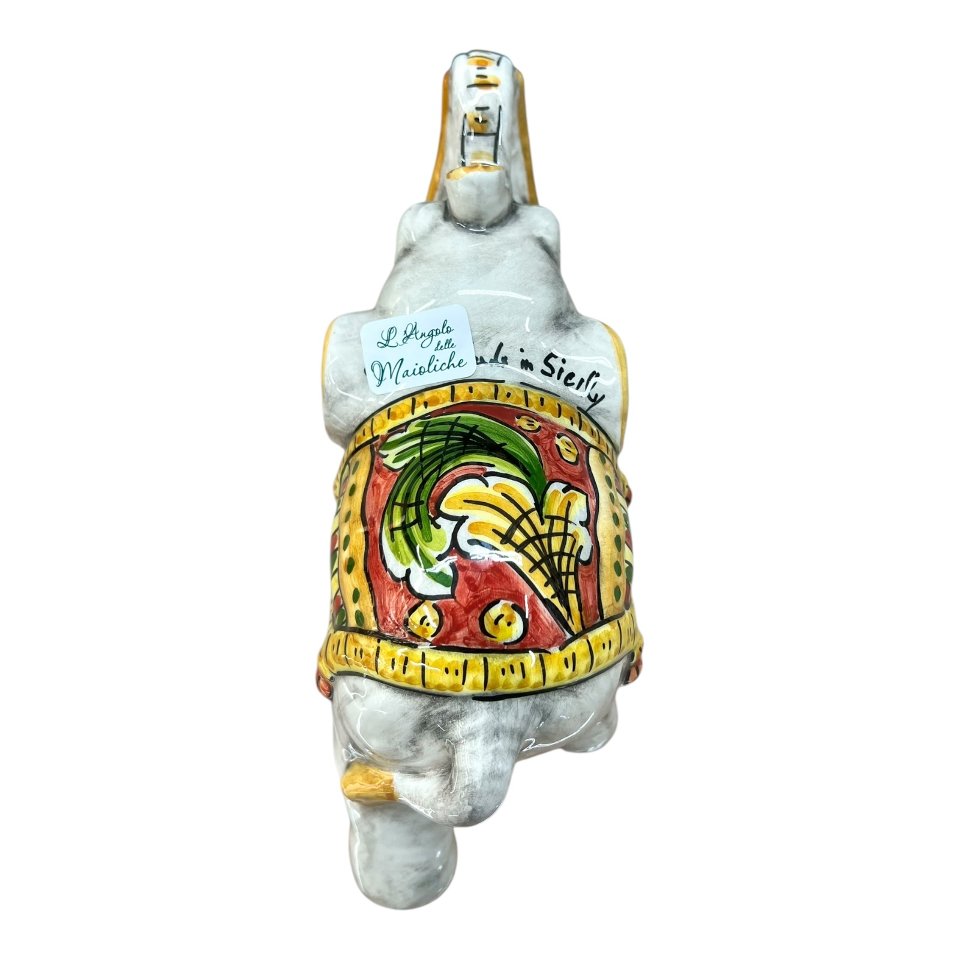 Elefante portafortuna in ceramica siciliana decoro ornato fondo rosso Produzione artigianale di Caltagirone lunghezza 20cm