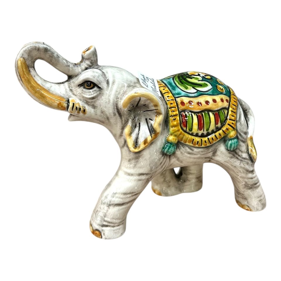 Elefante portafortuna in ceramica siciliana decoro ornato fondo verde Produzione artigianale di Caltagirone lunghezza 20cm