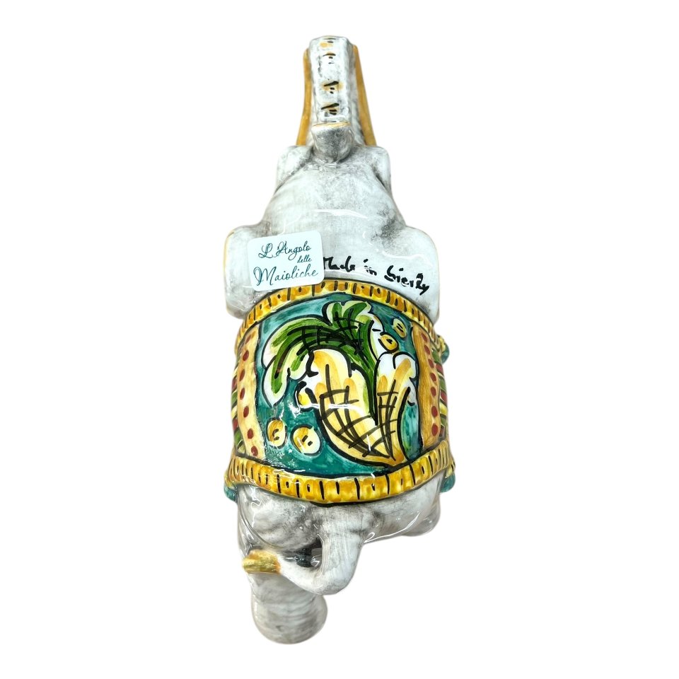 Elefante portafortuna in ceramica siciliana decoro ornato fondo verde Produzione artigianale di Caltagirone lunghezza 20cm