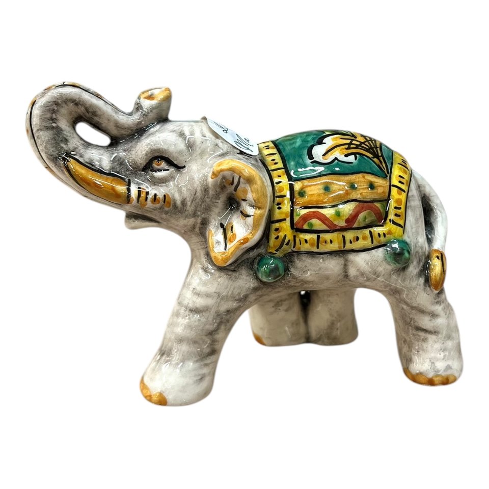 Elefante portafortuna in ceramica siciliana decoro ornato fondo verde Produzione artigianale di Caltagirone lunghezza 15cm