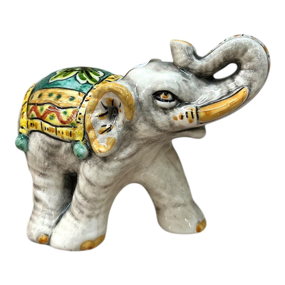 Elefante portafortuna in ceramica siciliana decoro ornato fondo verde Produzione artigianale di Caltagirone lunghezza 15cm