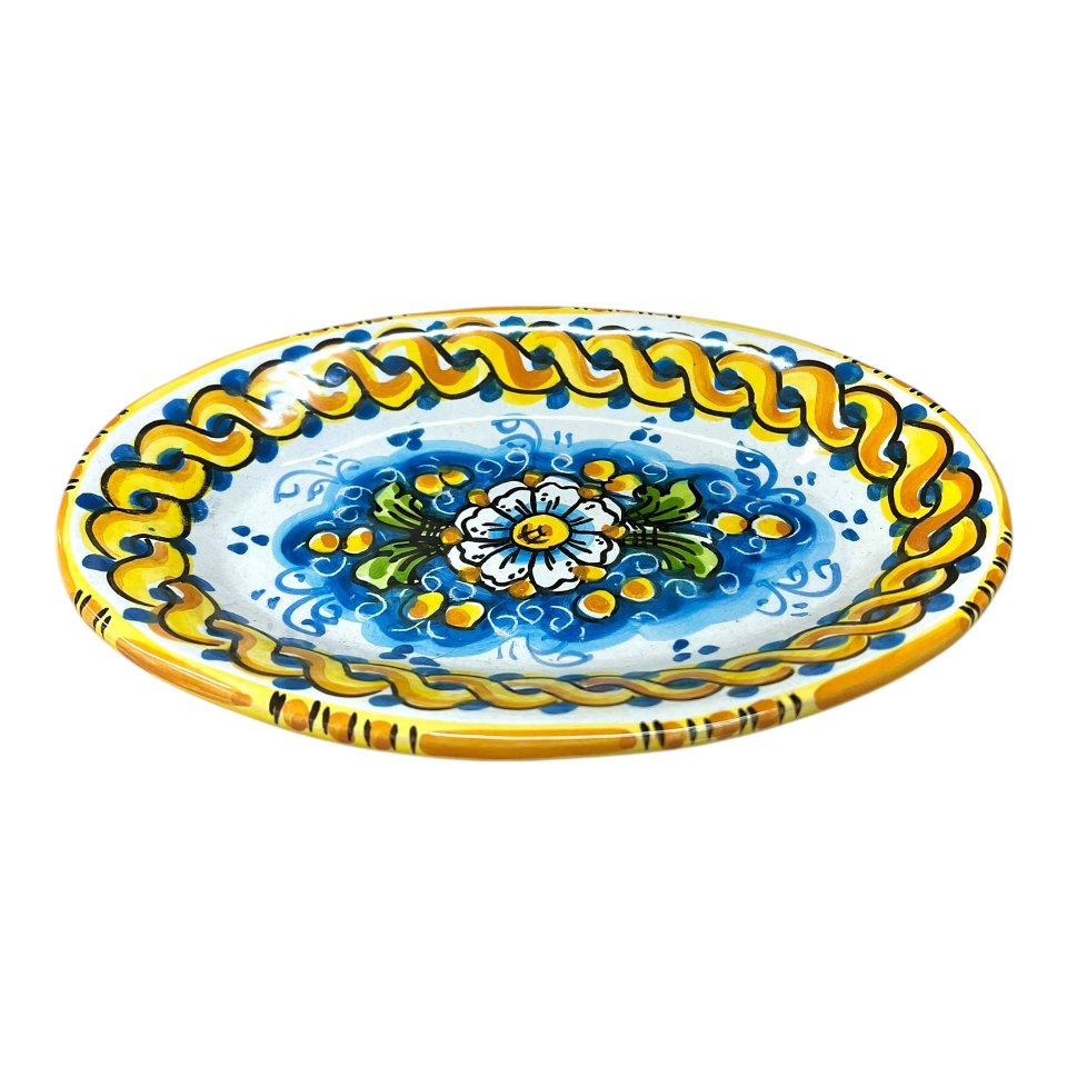 Piatto ornamentale ovale da parete in ceramica siciliana con margherita fondo blu Produzione artigianale di Caltagirone Lunghezza 22cm
