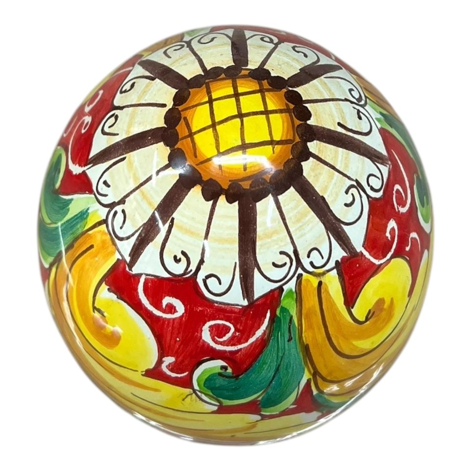 Uovo di Pasqua in ceramica siciliana decoro ornato barocco fondo rosso Produzione artigianale di Santo Stefano di Camastra h.15cm