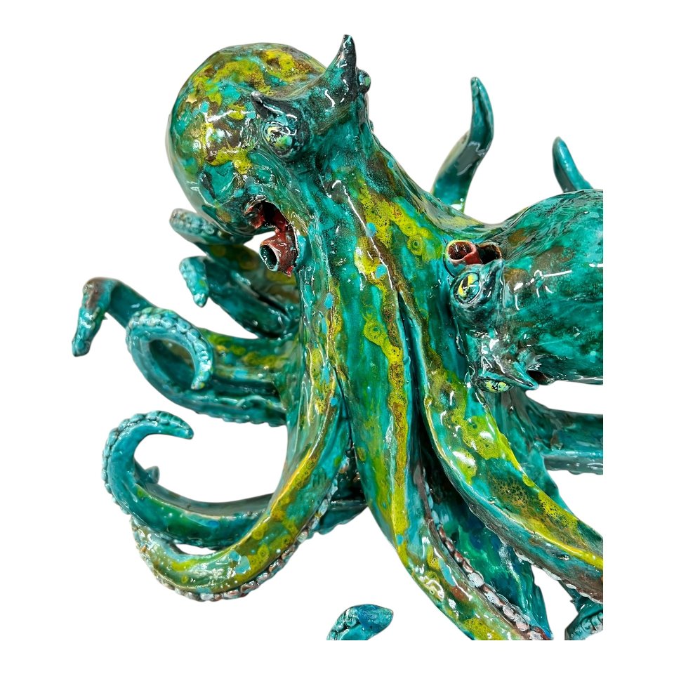 Scultura Polpo combattente in ceramica siciliana decoro blu marino e giallo Produzione artigianale di Palermo lunghezza 30cm