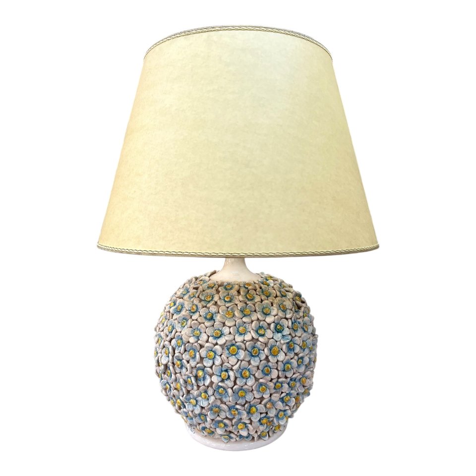 Lume floreale con applicazioni di margherite decoro fumé Produzione artigianale di Caltagirone h.60cm
