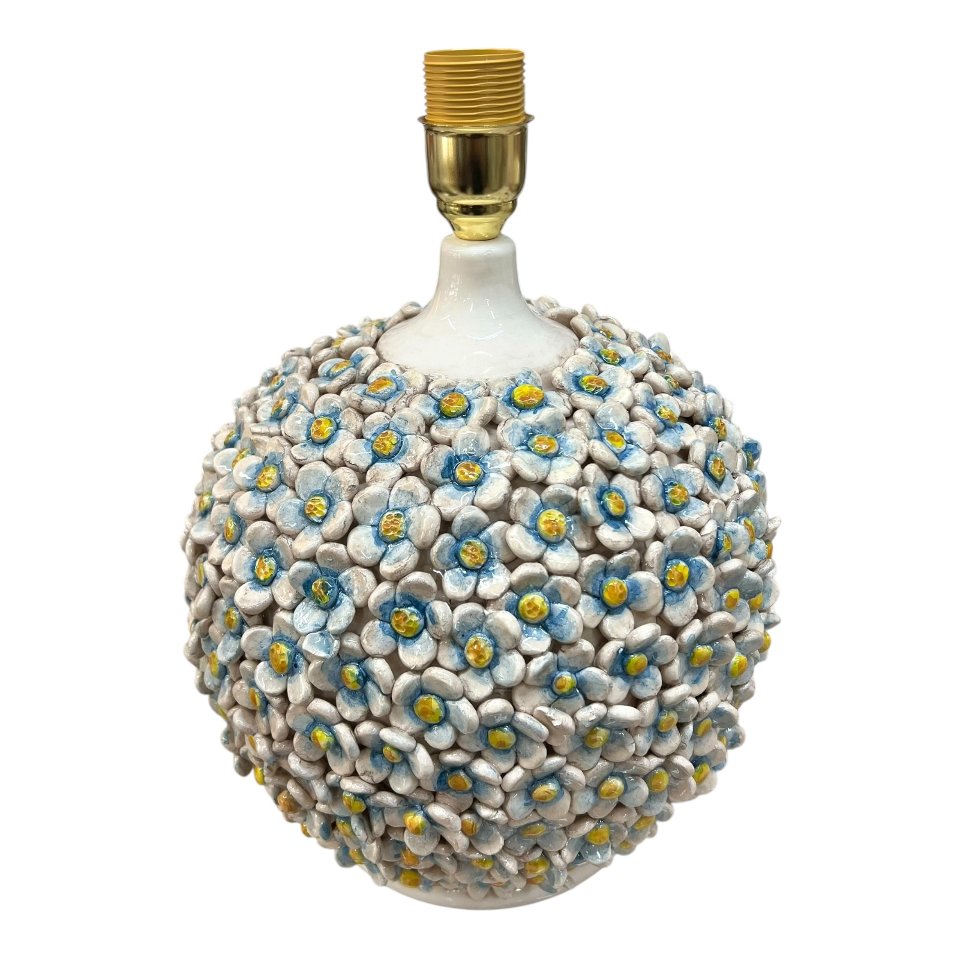 Lume floreale con applicazioni di margherite decoro fumé Produzione artigianale di Caltagirone h.60cm
