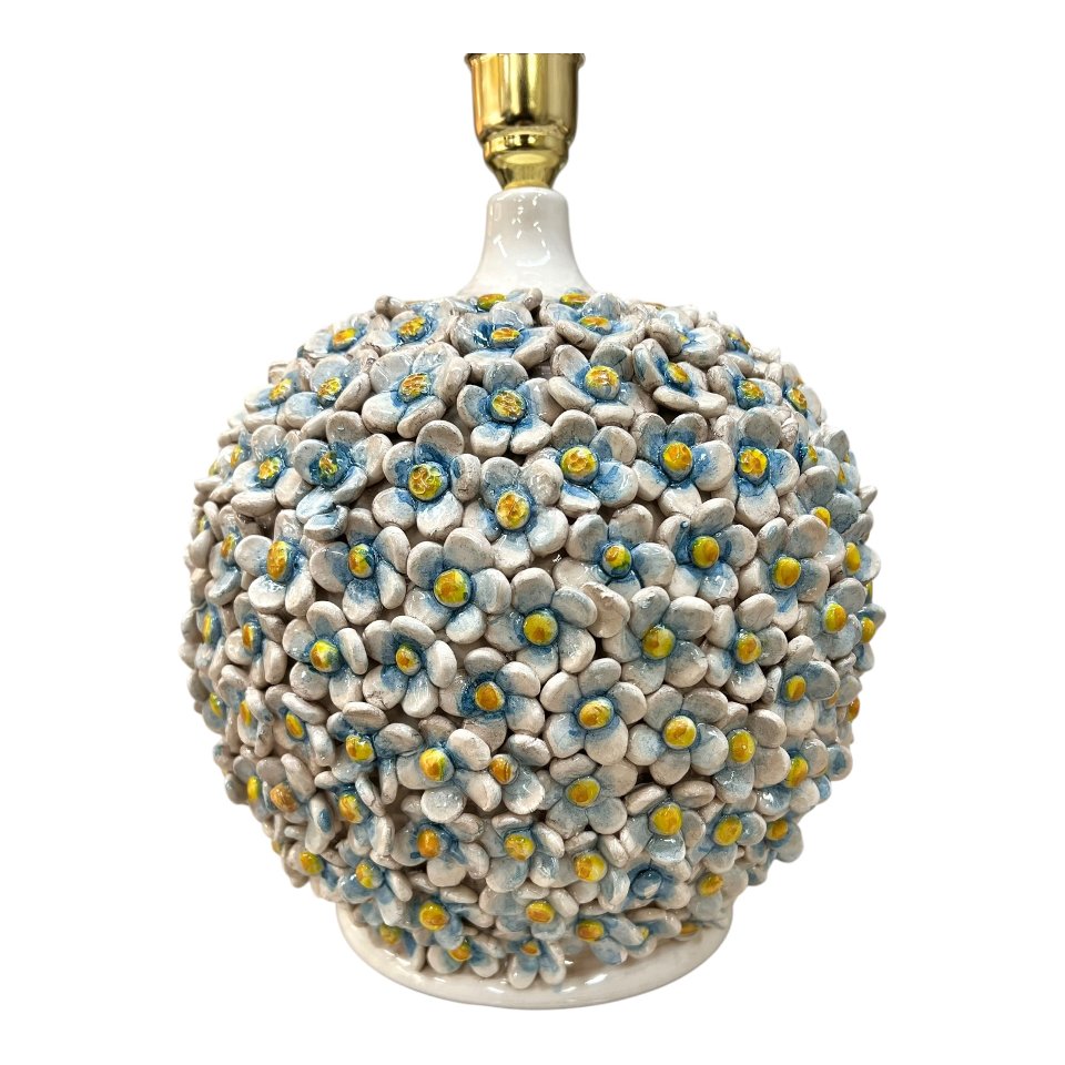Lume floreale con applicazioni di margherite decoro fumé Produzione artigianale di Caltagirone h.60cm