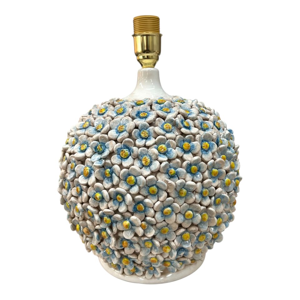 Lume floreale con applicazioni di margherite decoro fumé Produzione artigianale di Caltagirone h.60cm