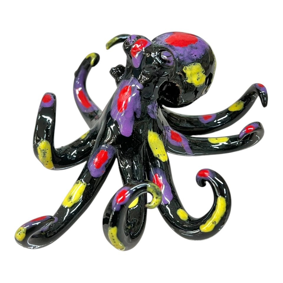 Polpo in ceramica siciliana decoro multicolor su fondo nero Produzione artigianale di Palermo lunghezza 15cm