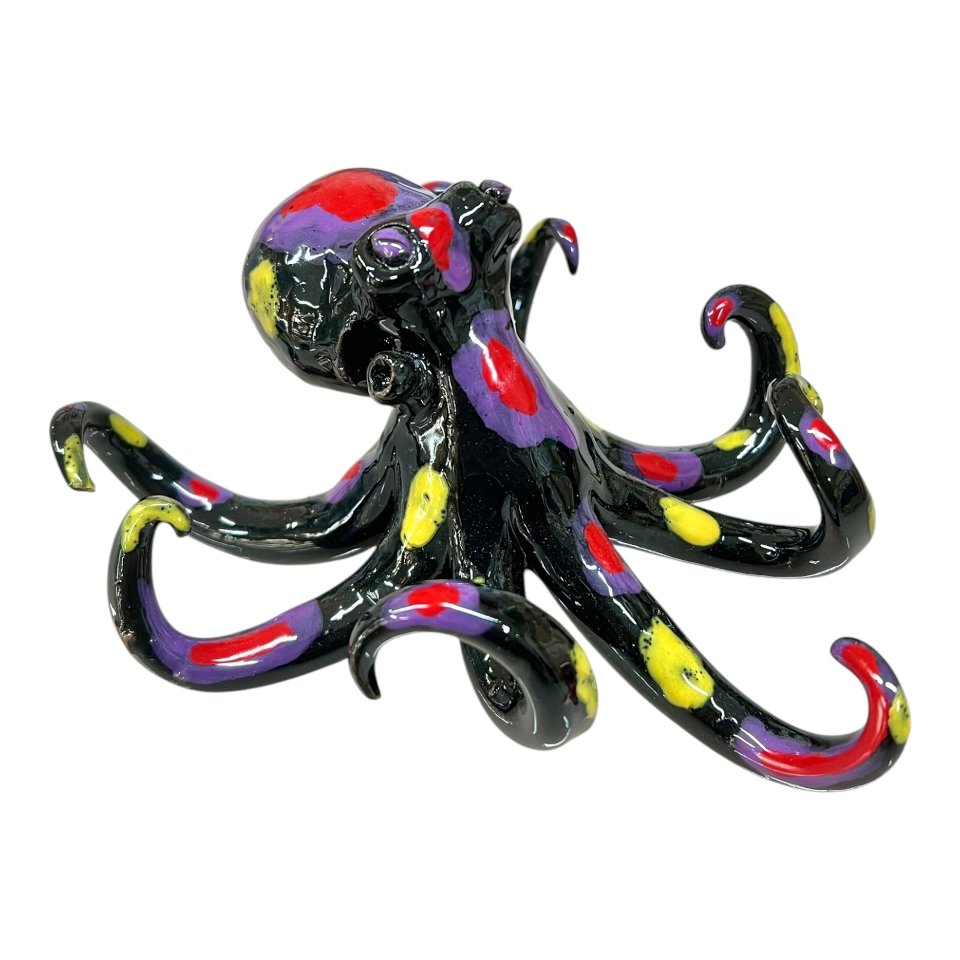 Polpo in ceramica siciliana decoro multicolor su fondo nero Produzione artigianale di Palermo lunghezza 15cm
