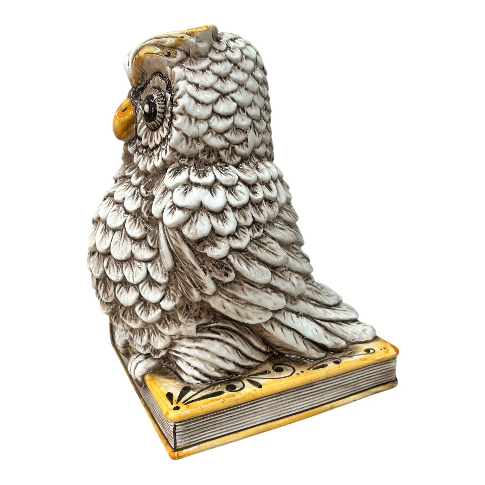 Gufo su libro in ceramica siciliana decoro fumé Produzione artigianale  di Caltagirone h.30cm