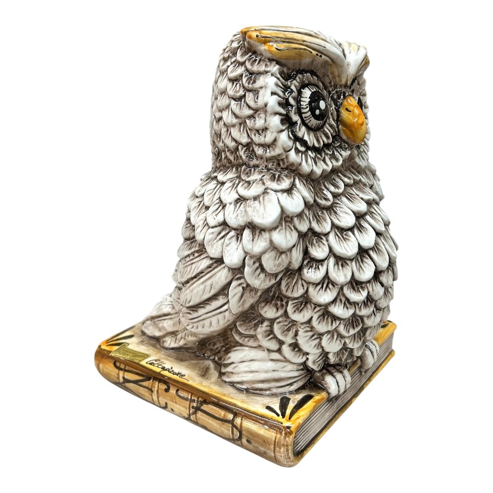 Gufo su libro in ceramica siciliana decoro fumé Produzione artigianale  di Caltagirone h.30cm