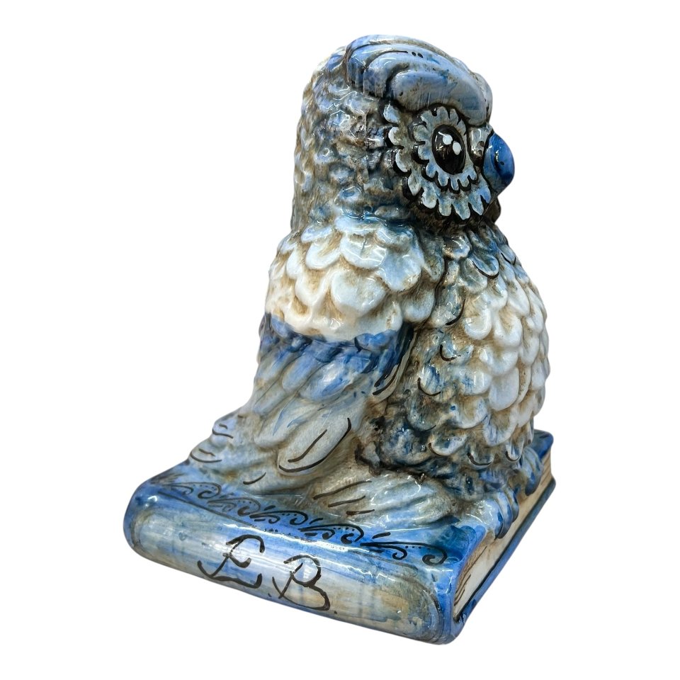 Gufo su libro in ceramica siciliana decoro blu antico Produzione artigianale di Caltagirone h.20cm