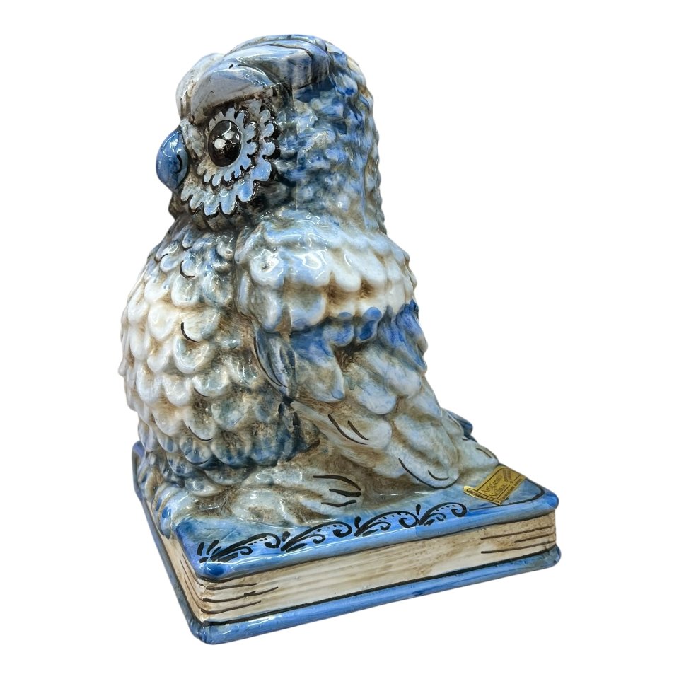 Gufo su libro in ceramica siciliana decoro blu antico Produzione artigianale di Caltagirone h.20cm