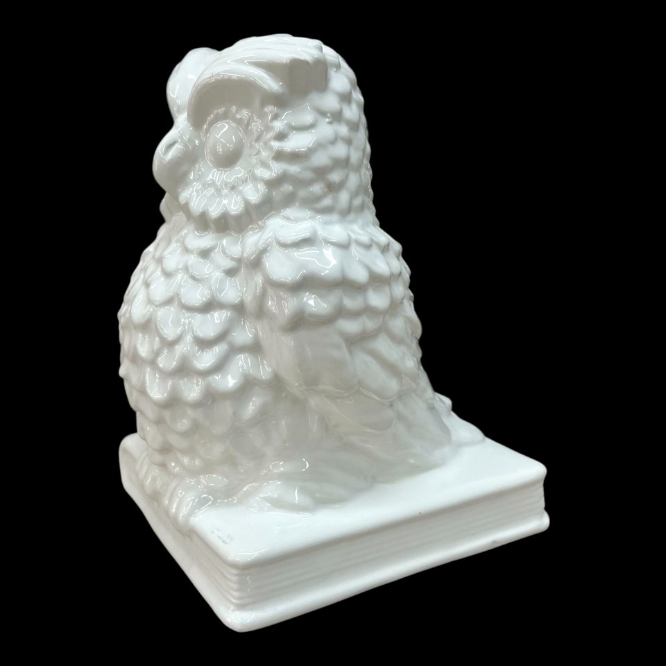 Gufo su libro in ceramica siciliana monocolore bianco lucido Produzione artigianale di Caltagirone h.20cm