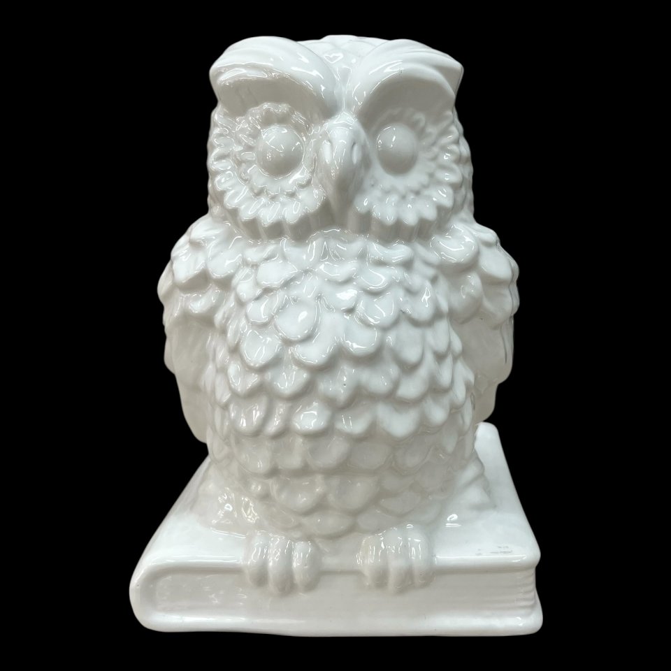 Gufo su libro in ceramica siciliana monocolore bianco lucido Produzione artigianale di Caltagirone h.20cm