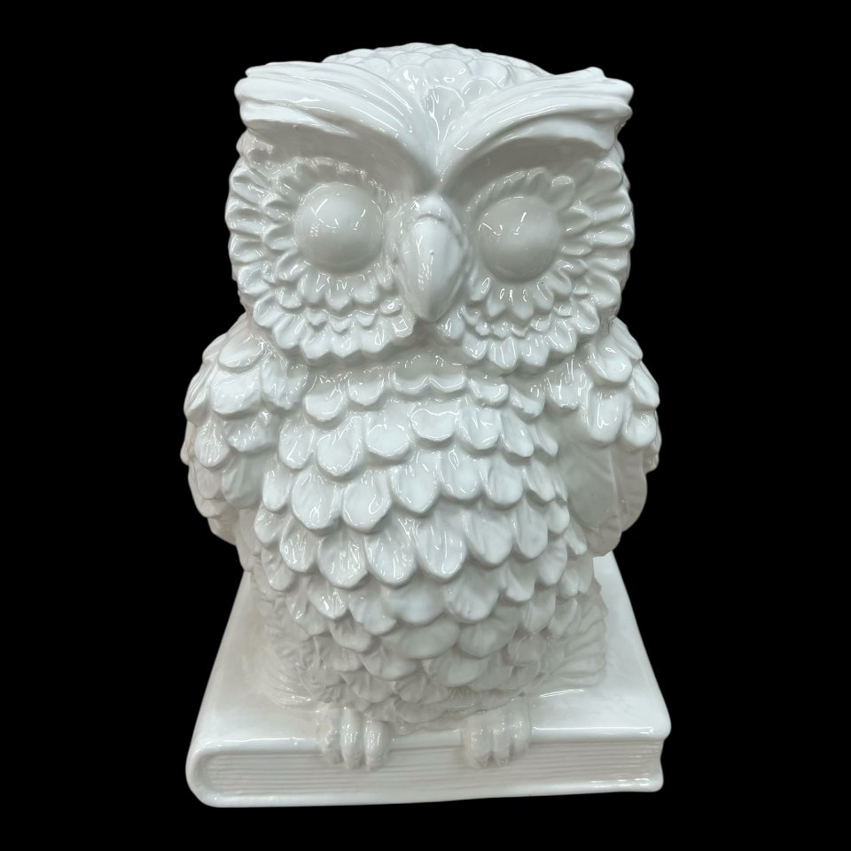 Gufo su libro in ceramica siciliana monocolore bianco lucido Produzione artigianale di Caltagirone h.30cm