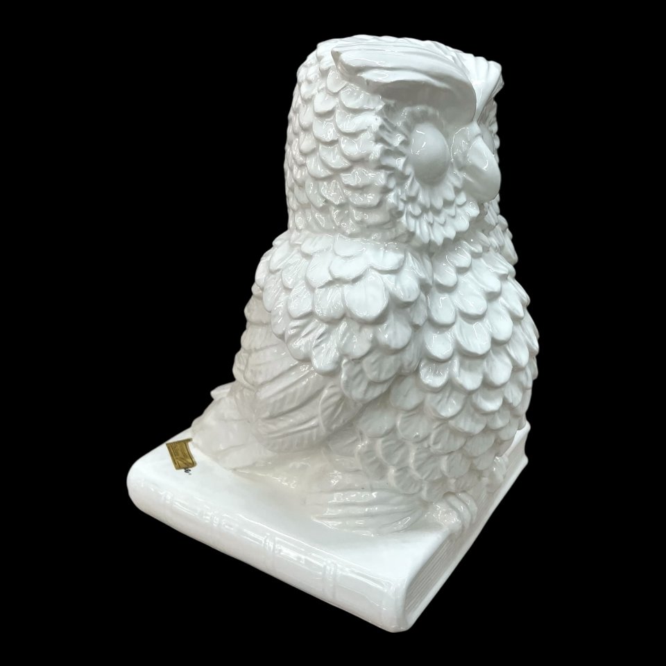 Gufo su libro in ceramica siciliana monocolore bianco lucido Produzione artigianale di Caltagirone h.30cm