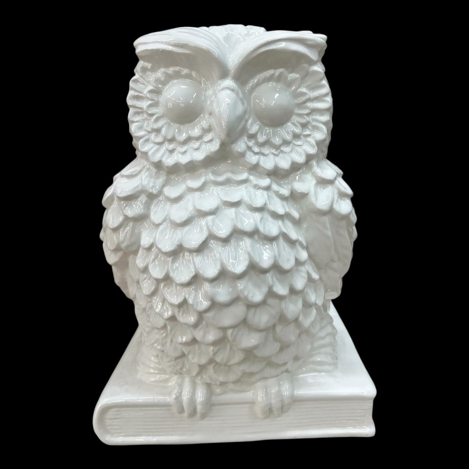 Gufo su libro in ceramica siciliana monocolore bianco lucido Produzione artigianale di Caltagirone h.30cm