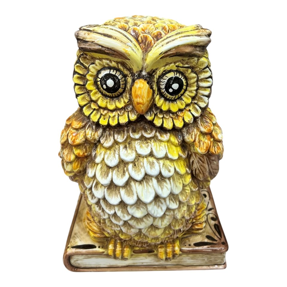 Gufo su libro in ceramica siciliana decoro giallo e marrone effetto naturale Produzione artigianale di Caltagirone h.30cm